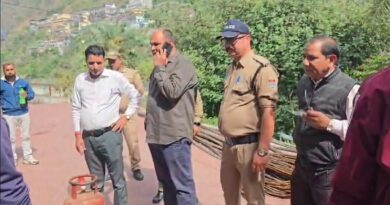 कर्णप्रयाग चमोली गैस निरीक्षण: गोदाम और होटलों में छापा, सिलेंडर जब्त 1