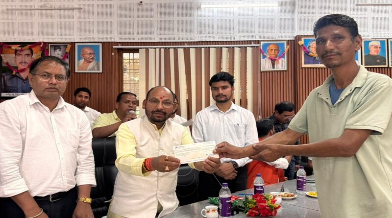 आपदा प्रभावितों को राहत राशि वितरण कार्यक्रम थराली चमोली 2026